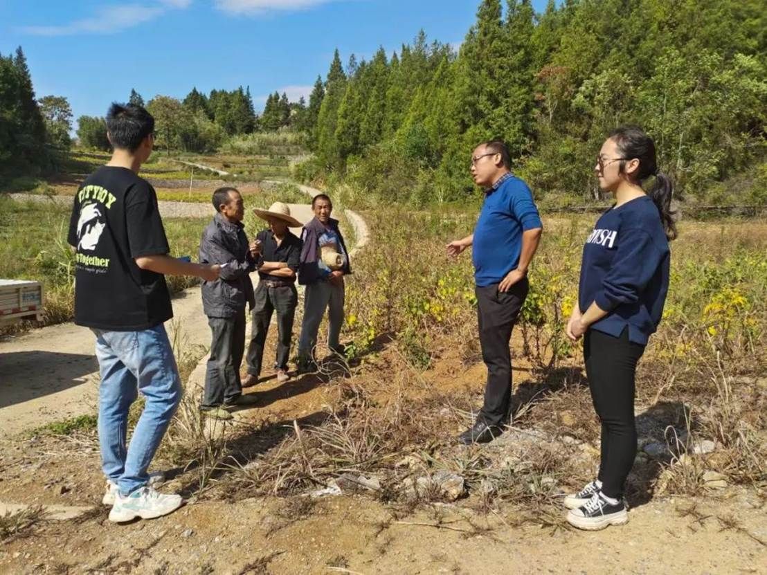 一群人站在草地上 AI 生成的内容可能不正确。