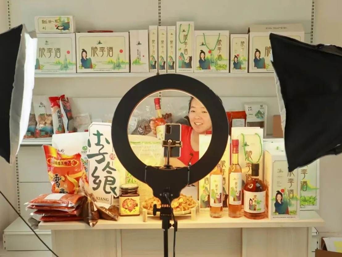 厨房的摆设布局 AI 生成的内容可能不正确。